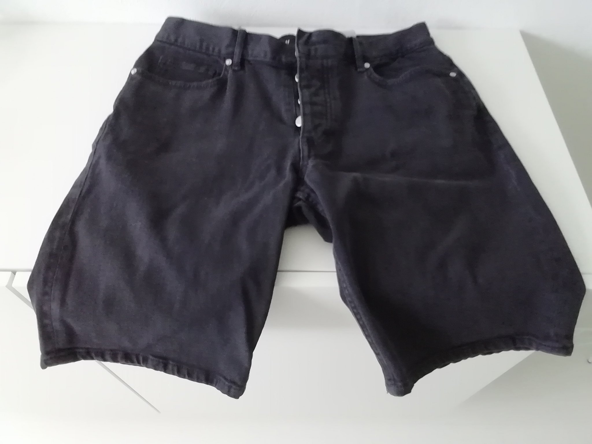 HM nya svarta JEANS SHORTS, st 30. Lappar finns kvar. Ligger i orignalpåse.