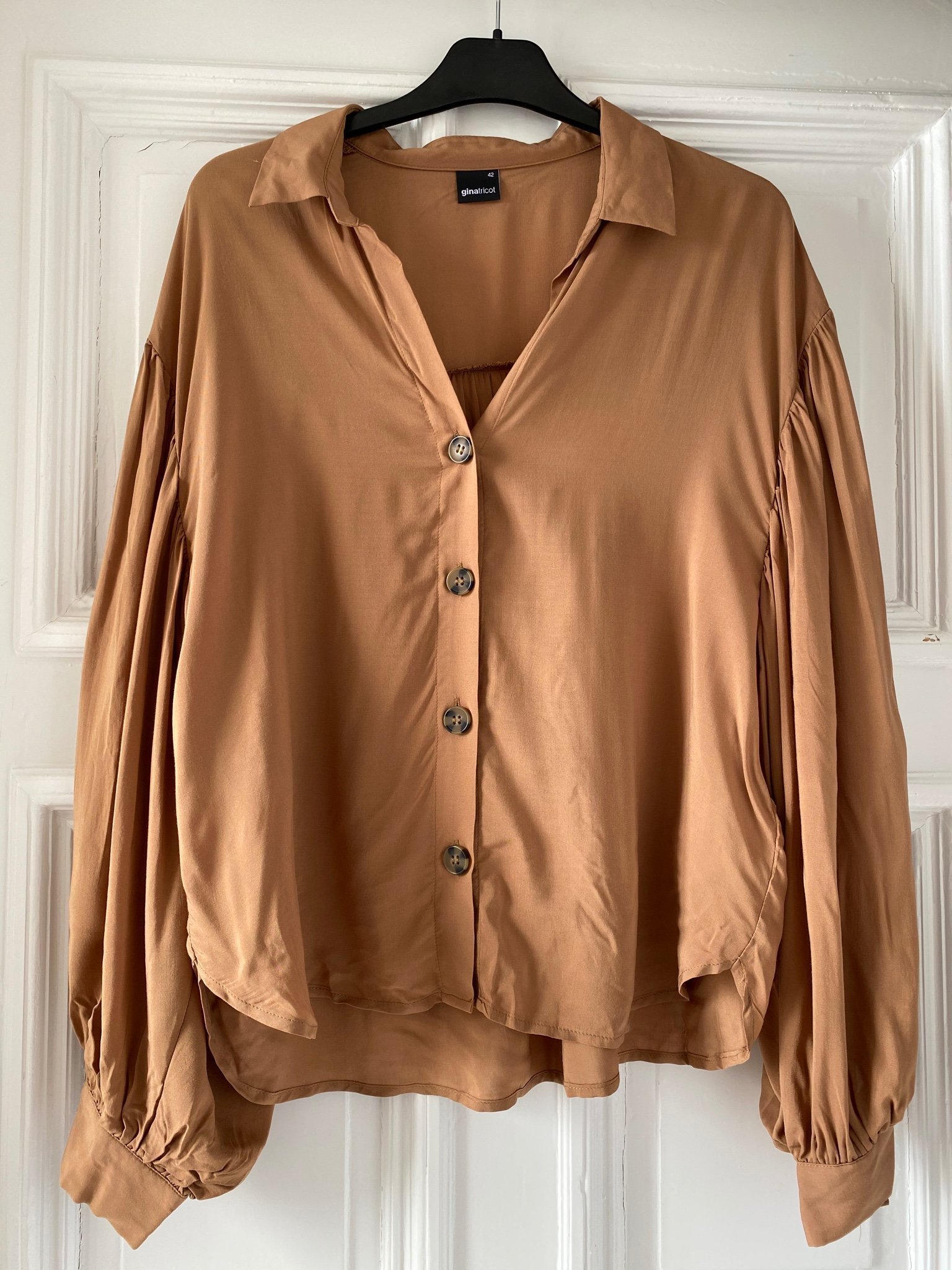 NWT OANVÄND GINA TRICOT BLUS I VISCOS strl 42