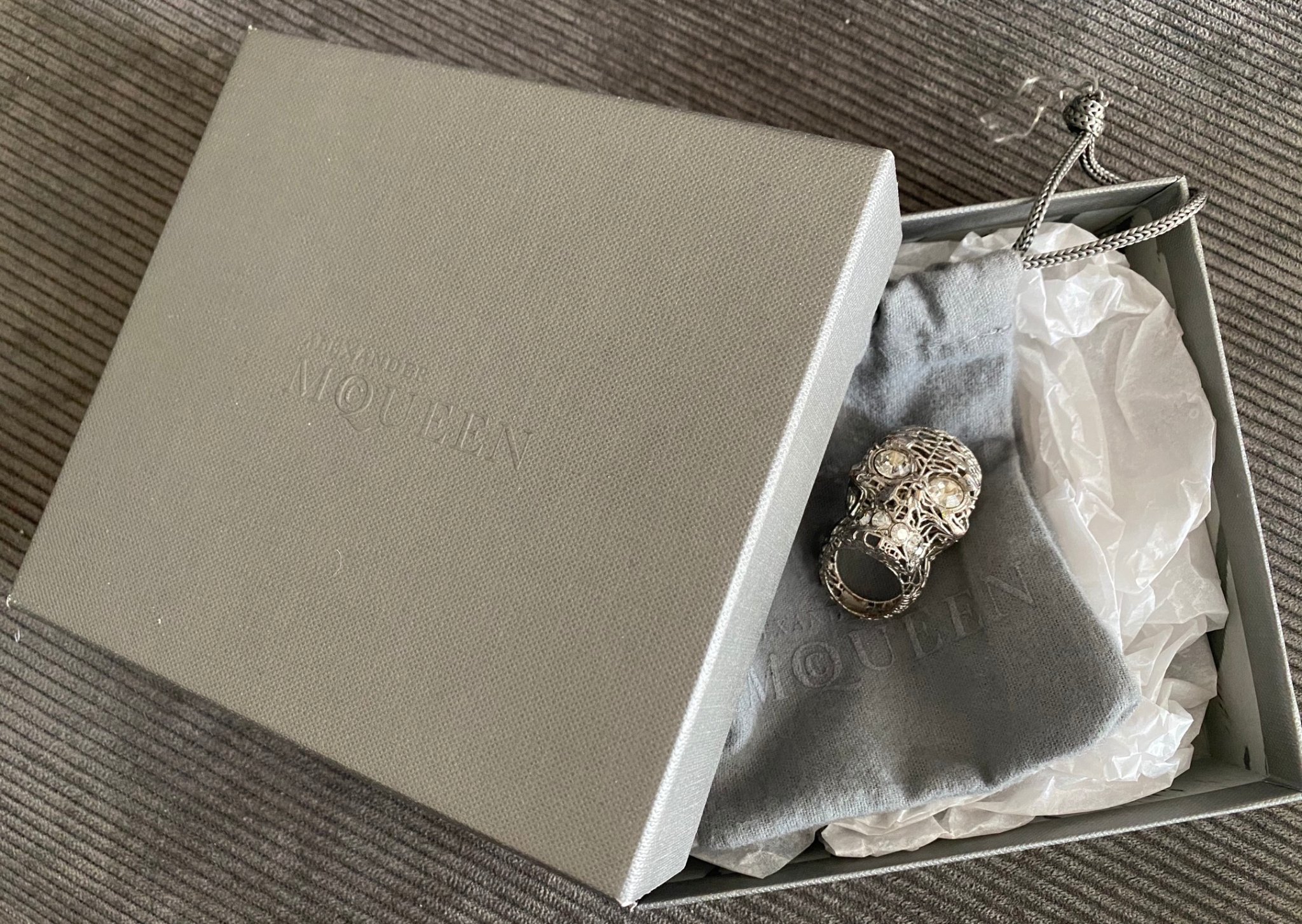 Stor ring döskalle döskallering med glittrande stenar från Alexander McQueen