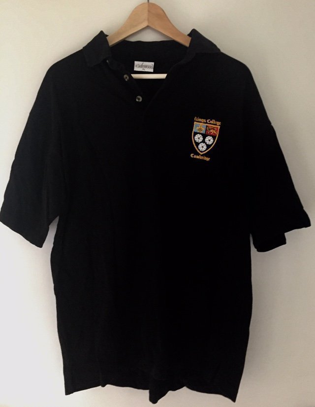 Pikétröja från Kings Collage Cambridge i stl XL. Oanvänd. Jättefint skick!