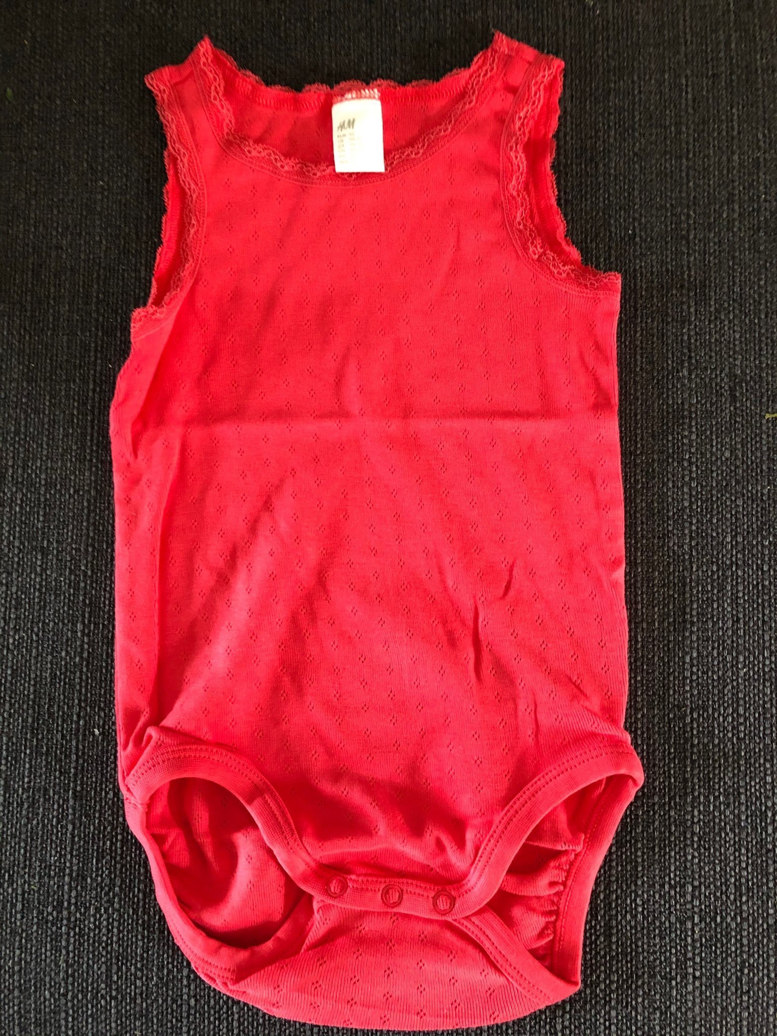 Helt ny armlös röd body storlek 92 från H&M.