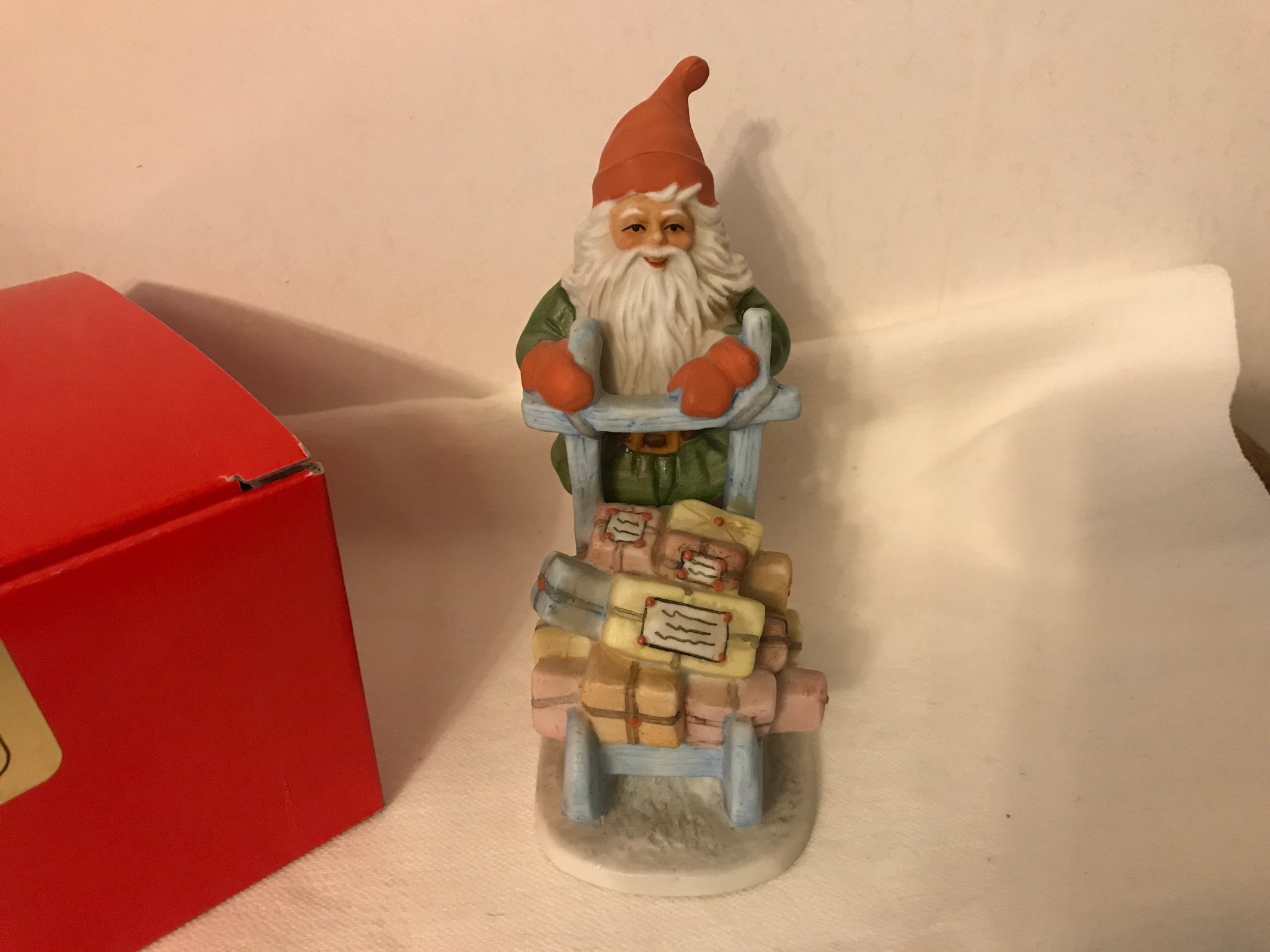 Tomte på spark med julklappar Jenny Nyström jultomte