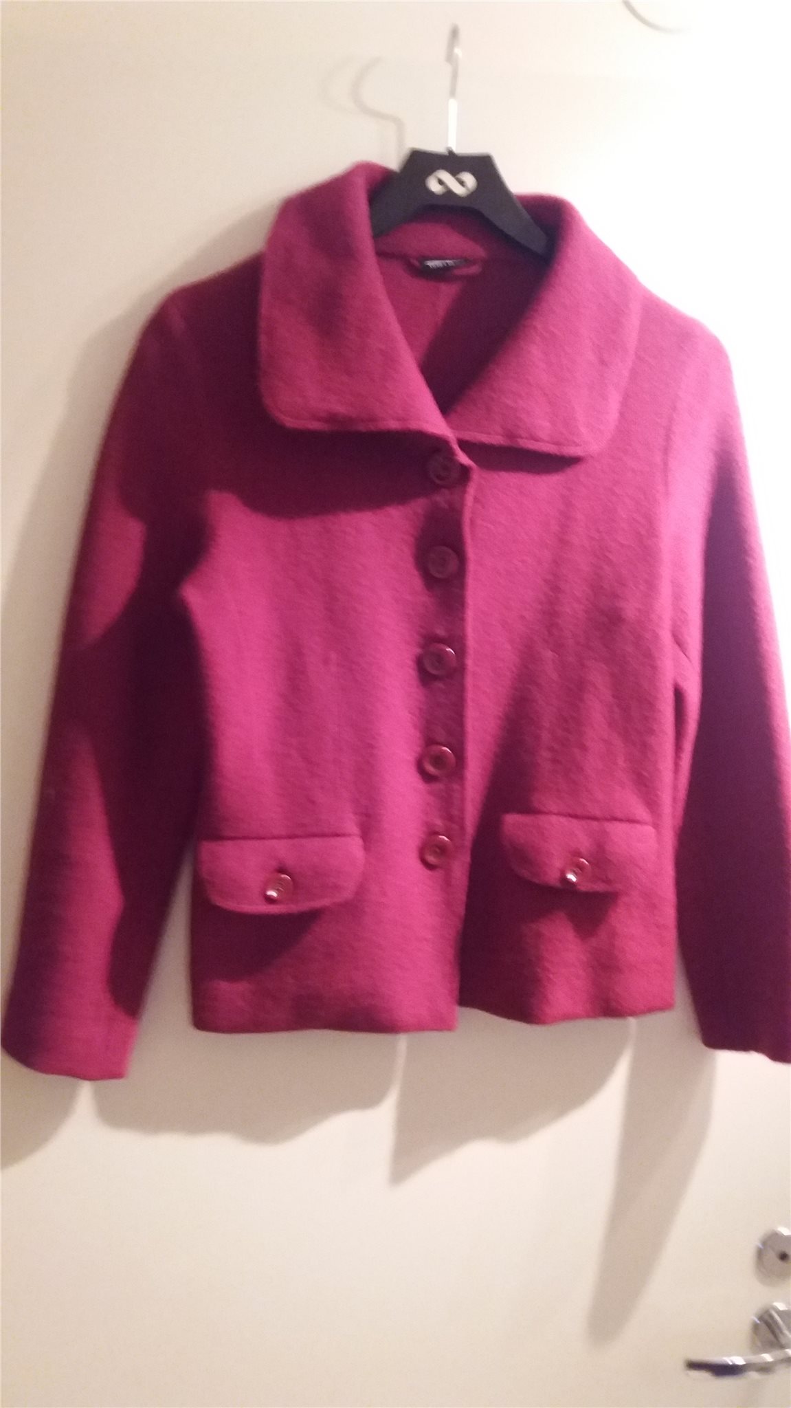 Stilren lila cerise jacka med krage och knäppni.. (352848464 Stilren lila cerise jacka med krage och knäppni.. (352848464
