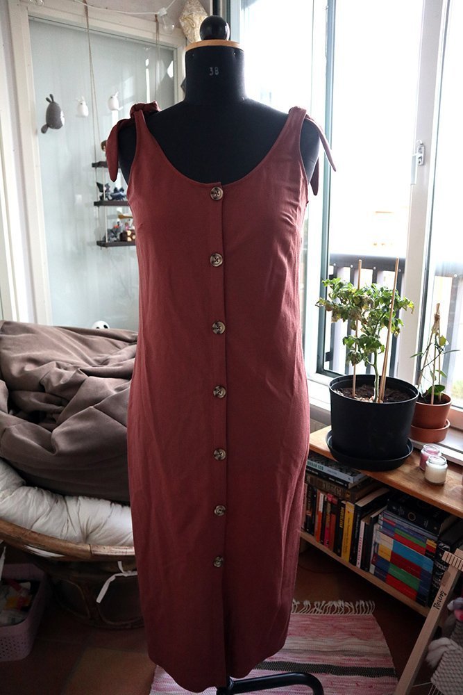 Vadlång klänning med knyt på axlarna och knäppning fram -Vero Moda-