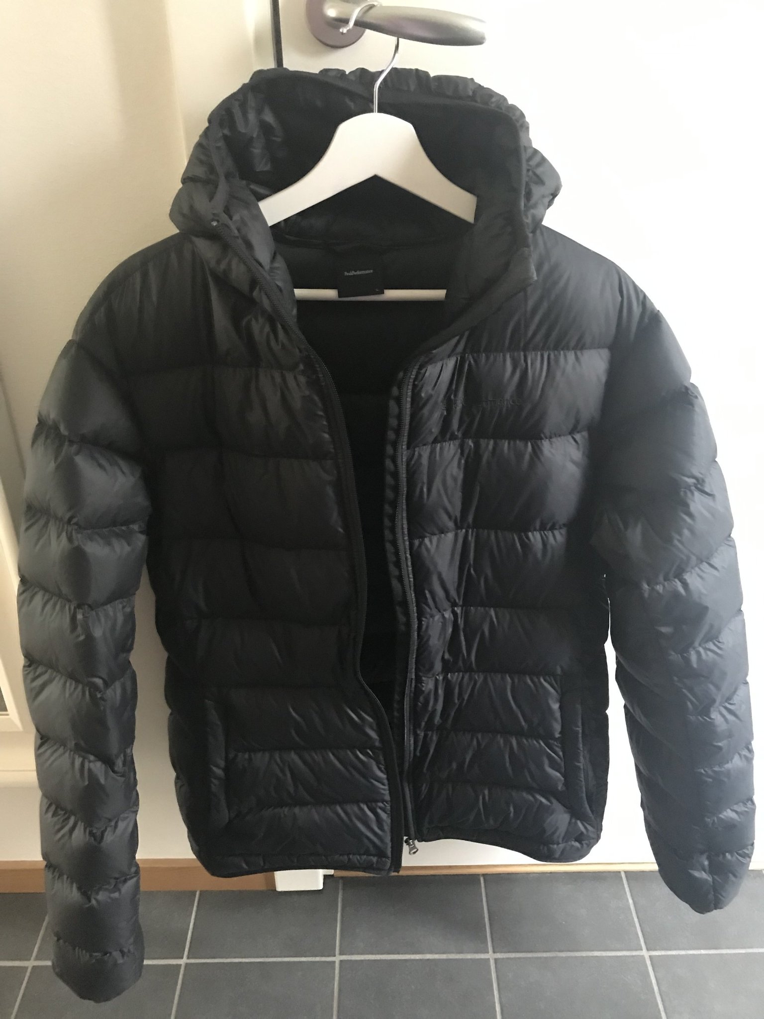 Svart Peak performance lättvikts vår jacka stor.. (350955287 Svart Peak performance lättvikts vår jacka stor.. (350955287
