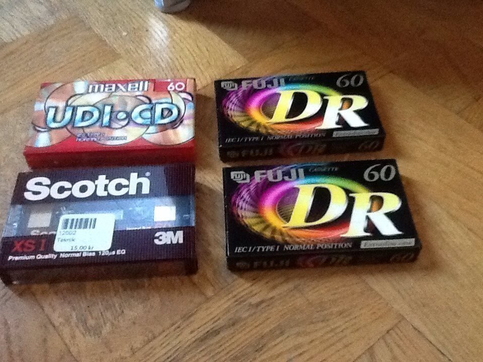 4 st Helt nya och oöppnade kassettband av kvalitetsmärkena Fuji o Maxell+Scotch