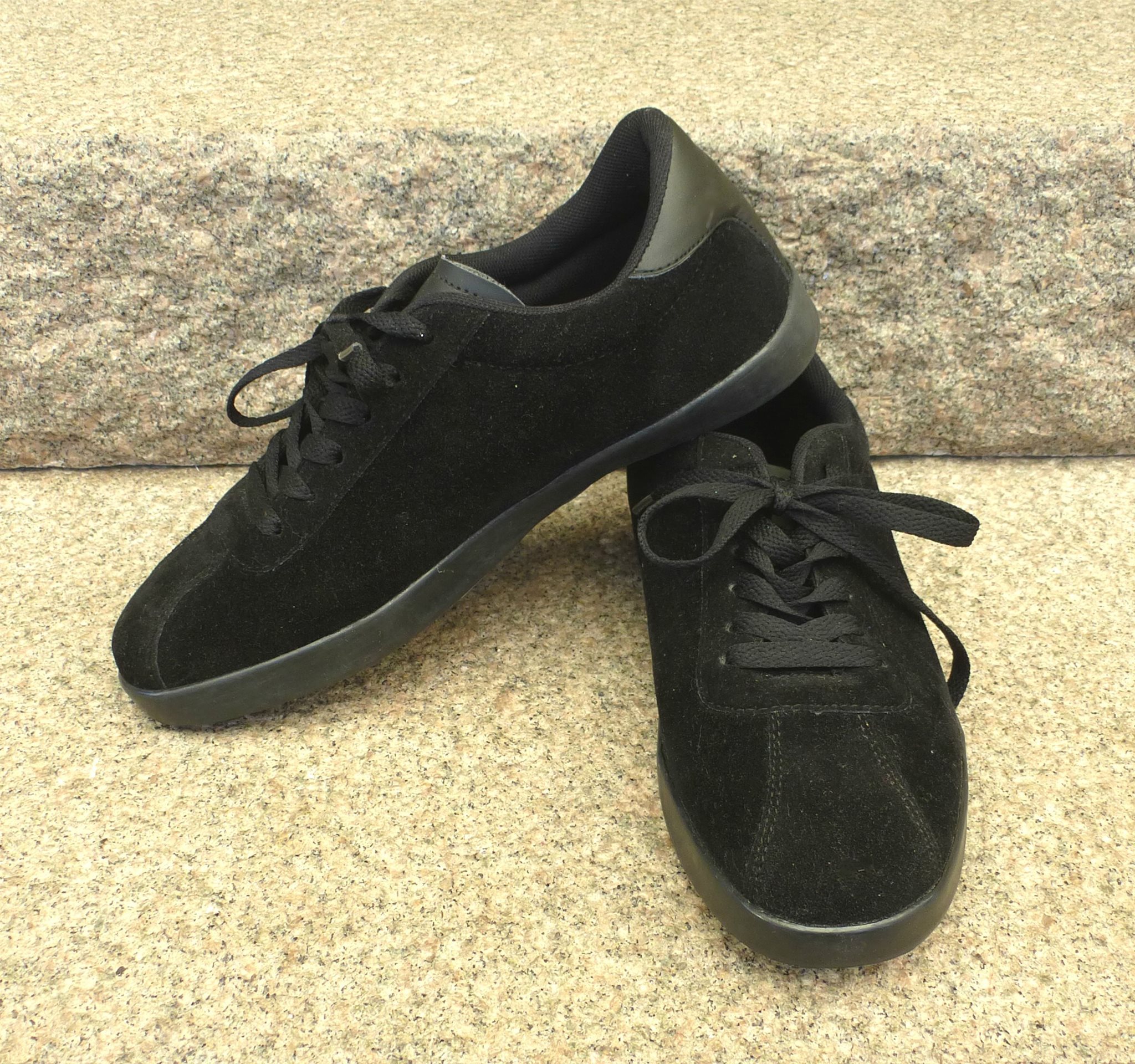 helt svarta sneakers