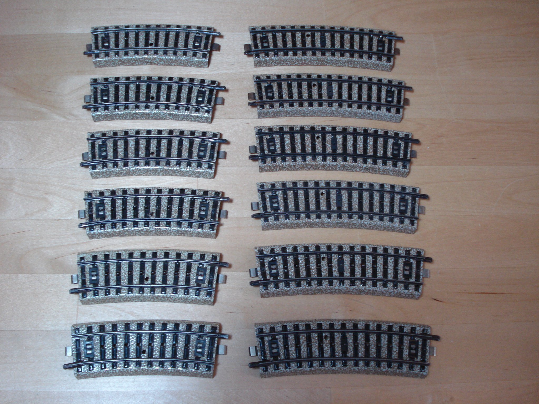 Märklin M-räls småbitar; 6 x 5101 och 6 x 5201, böjda räls (1/2). Bra brukskick.