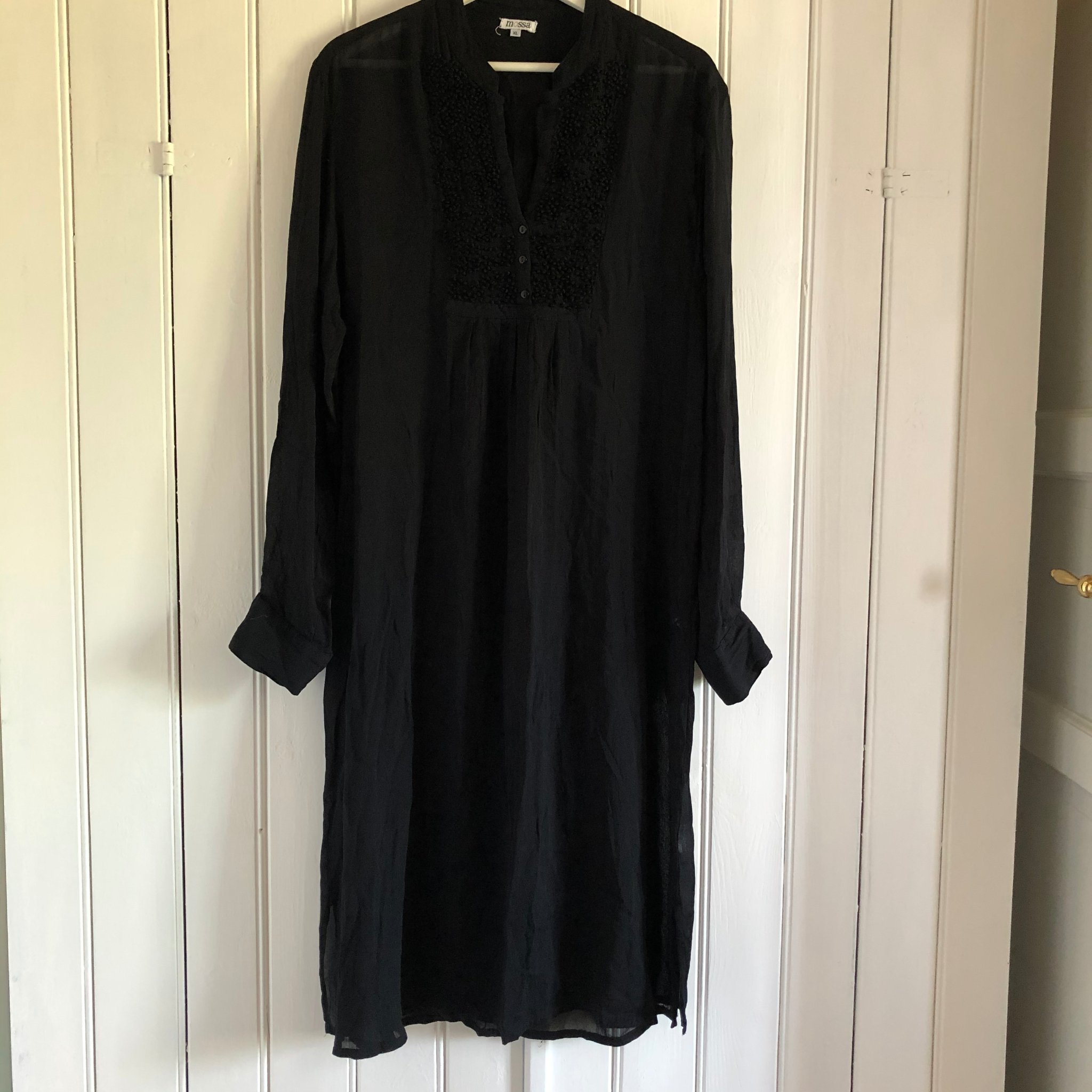Klänning skjorta lång svart med vacker dekor Mossa XL