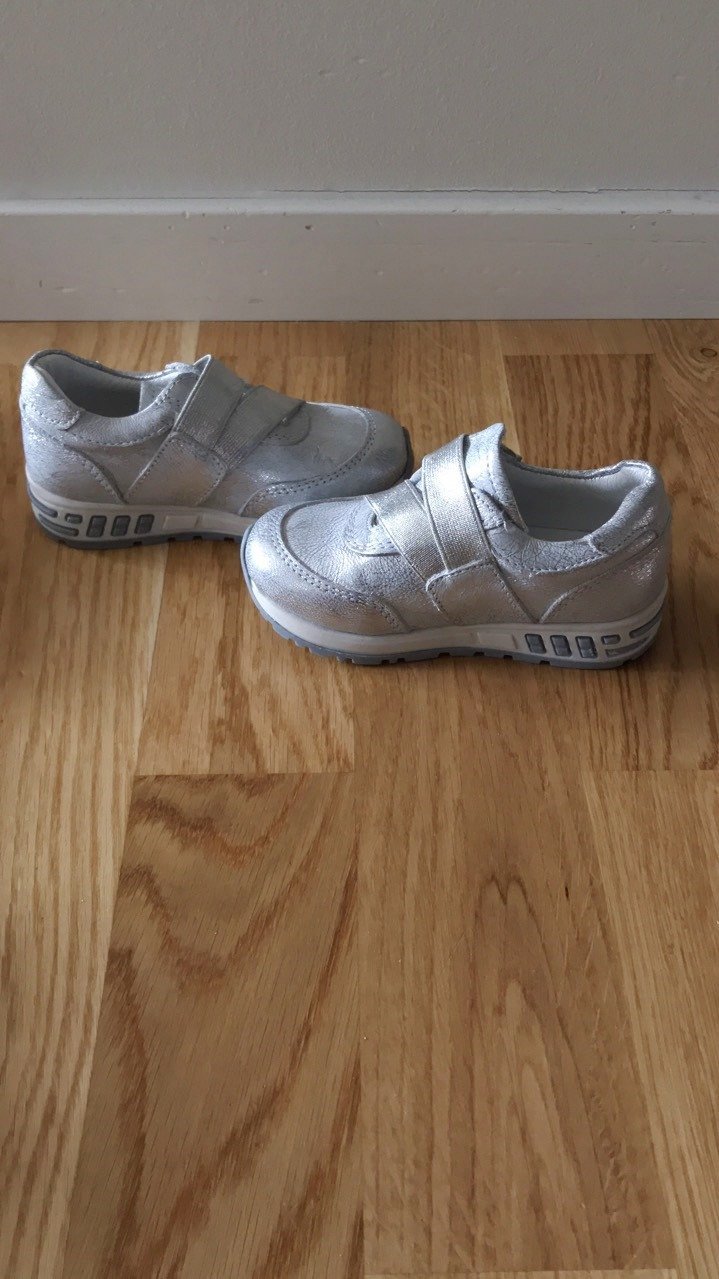 Oanvända NYA sneakers 21 silver silverfärg med kardborre