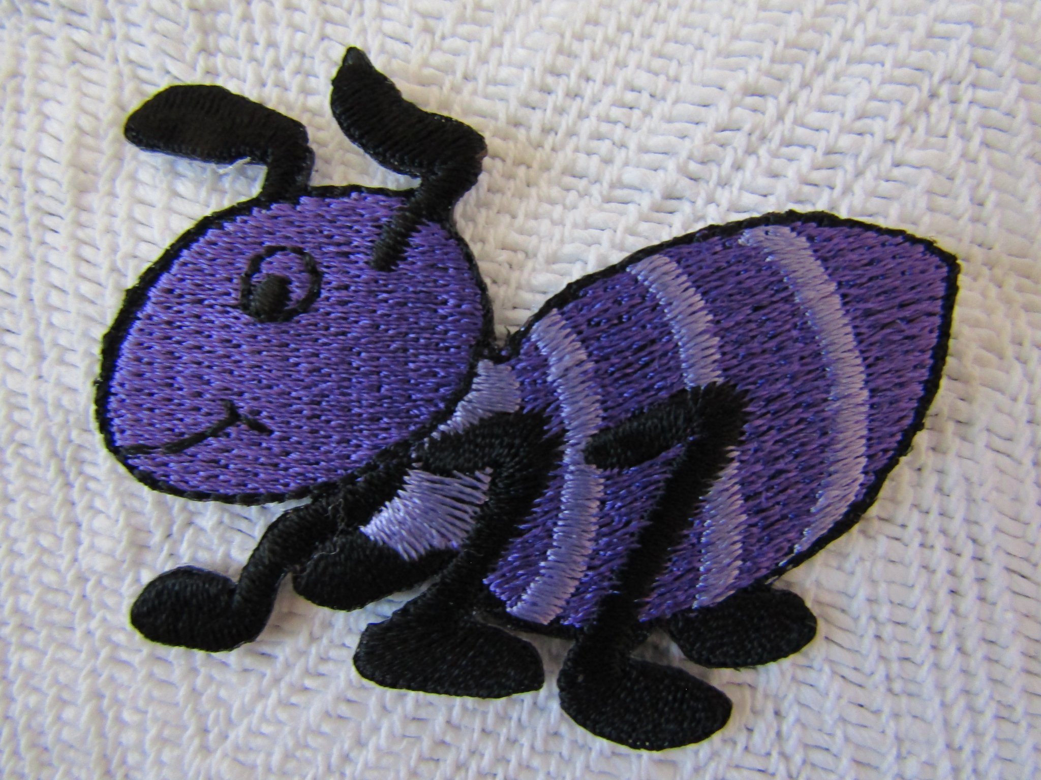 Lila MYRA tygmärke patch djur insekt iron-on, ca 4x5cm, ny oanvänd i förpackning