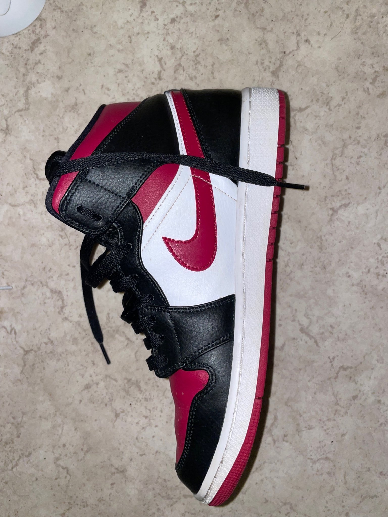 air jordan 1 mid bred toe noble red