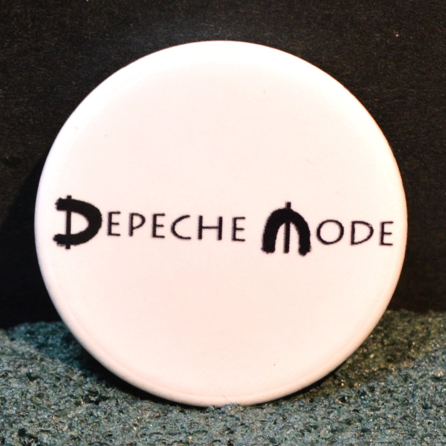 Depeche Mode badgepinknapp 25 mm Depeche Mode badgepinknapp 25 mm