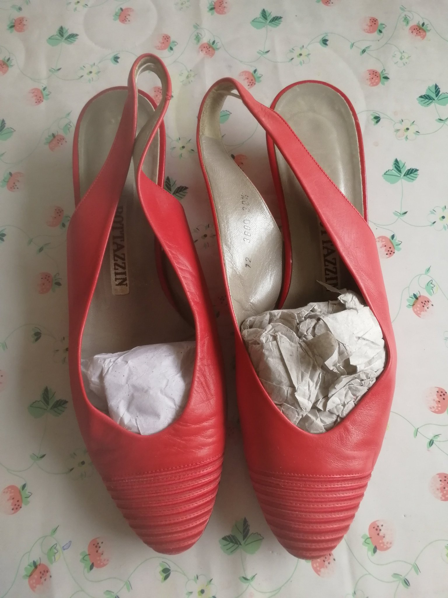 Röda BOTTAZZIN skorslingback helt i skinnläder, 39,5. Mkt fint skick. Röda BOTTAZZIN skorslingback helt i skinnläder, 39,5. Mkt fint skick.