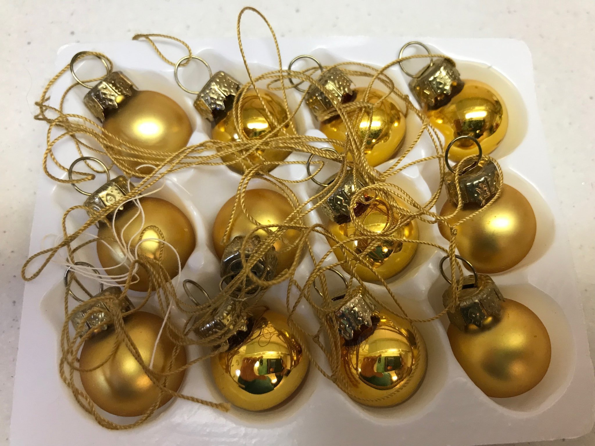 Se produkter som liknar 12 små Julgranskulor guld fär.. på Tradera