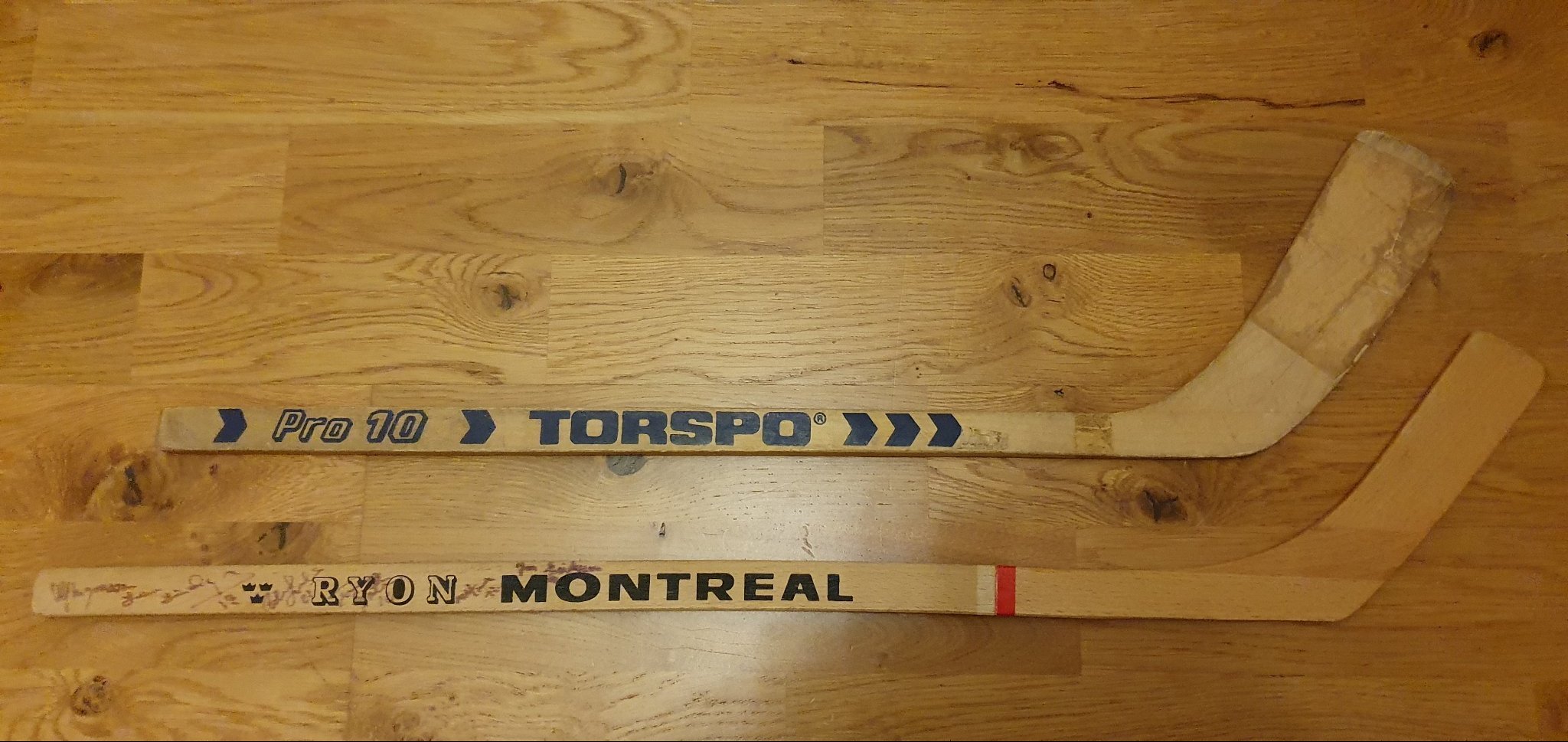 2 Miniklubbor Torspo Montreal Autografer Hockeyklubbor Ishockey Gamla Vintage 2 Miniklubbor Torspo Montreal Autografer Hockeyklubbor Ishockey Gamla Vintage