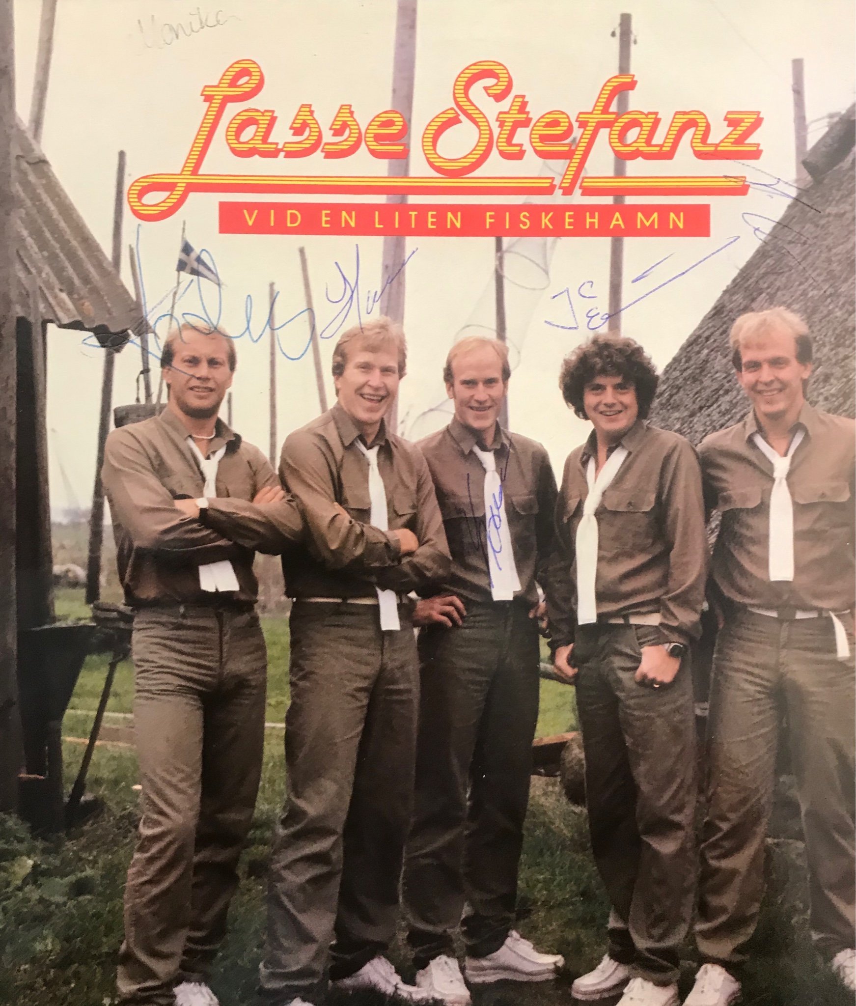 Lasse Stefanz Vid En Liten Fiskehamn
