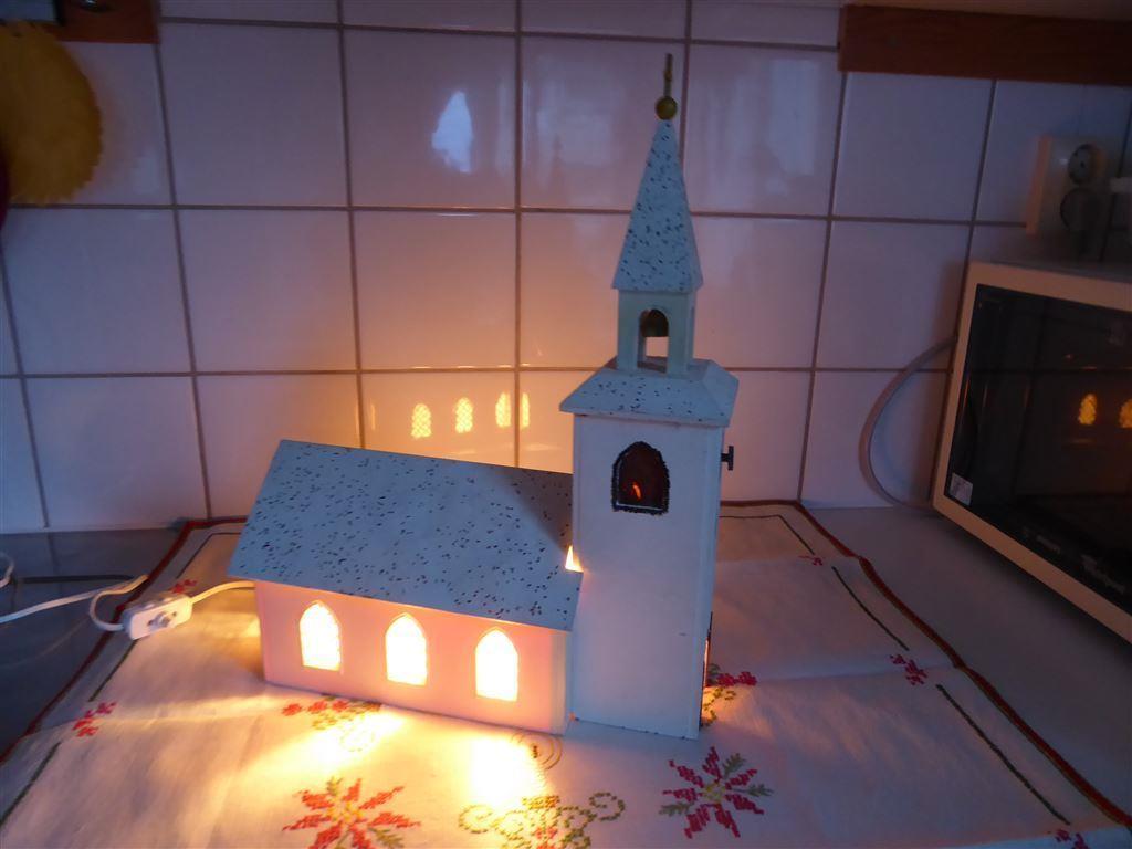 Julkyrka / adventkyrka med spelverk & elektrisk belysning vitt glitrig