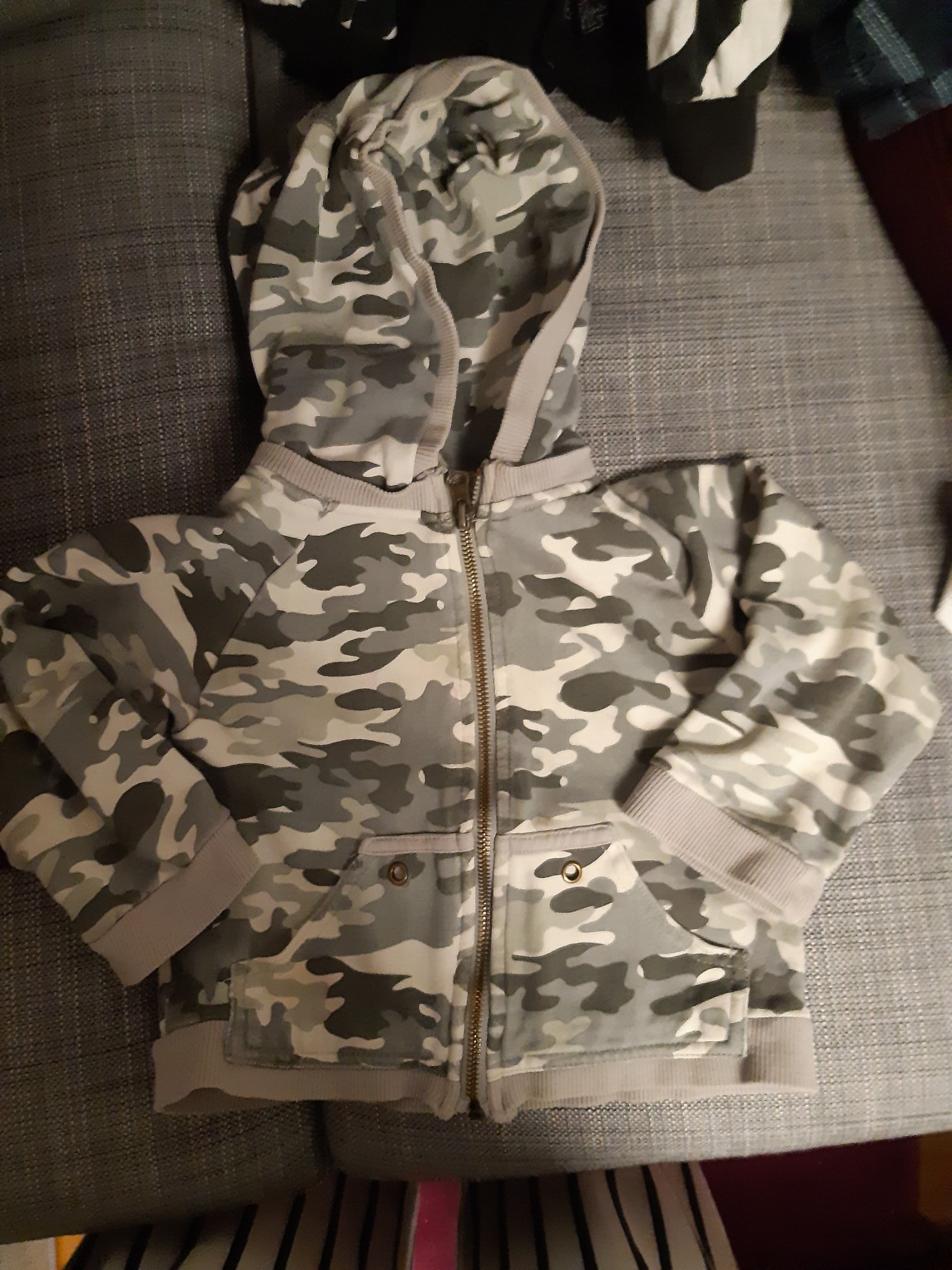 Kamouflagehoodie. Strl 86