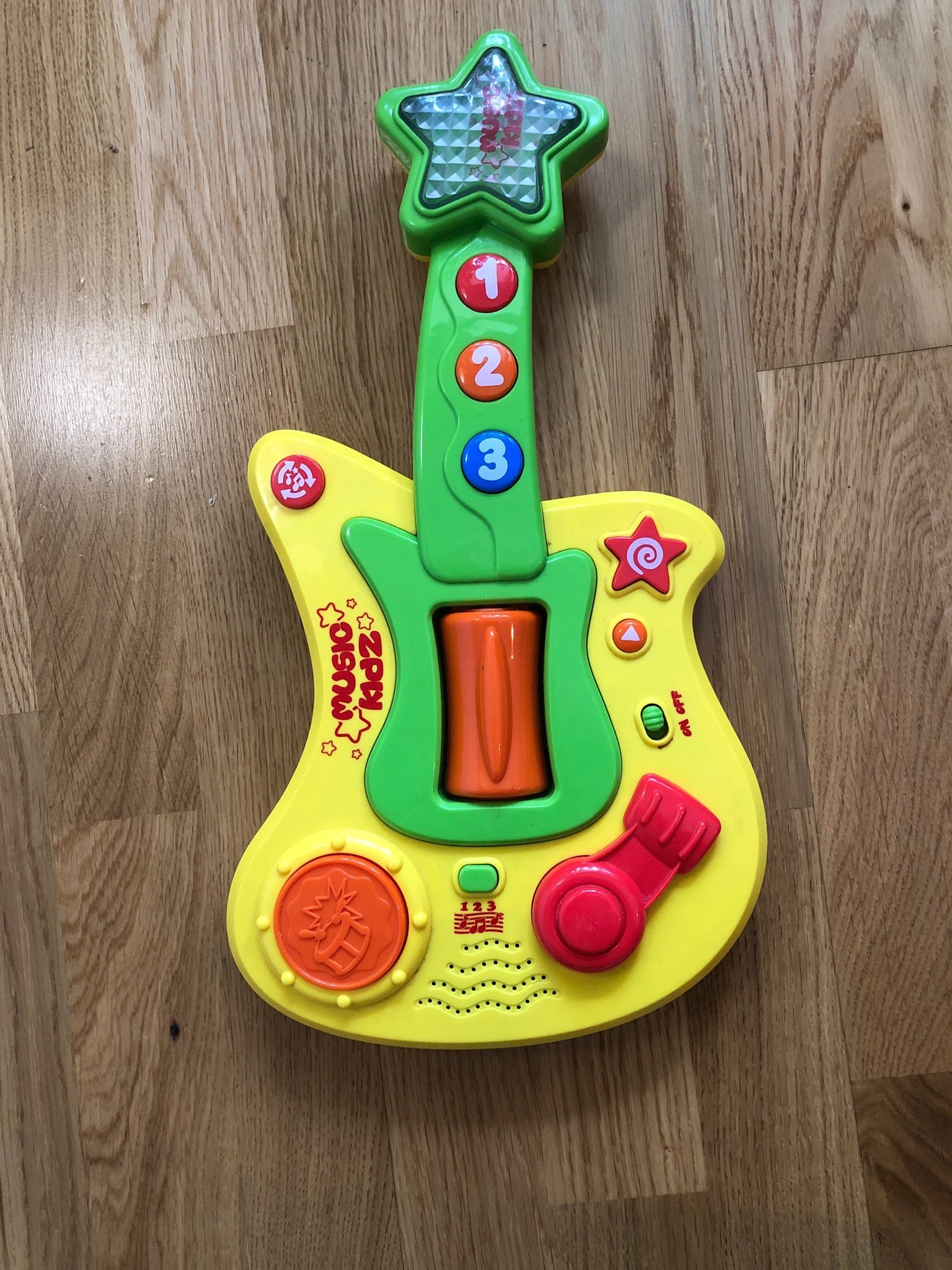 Leksak gitarr med ljud och musik