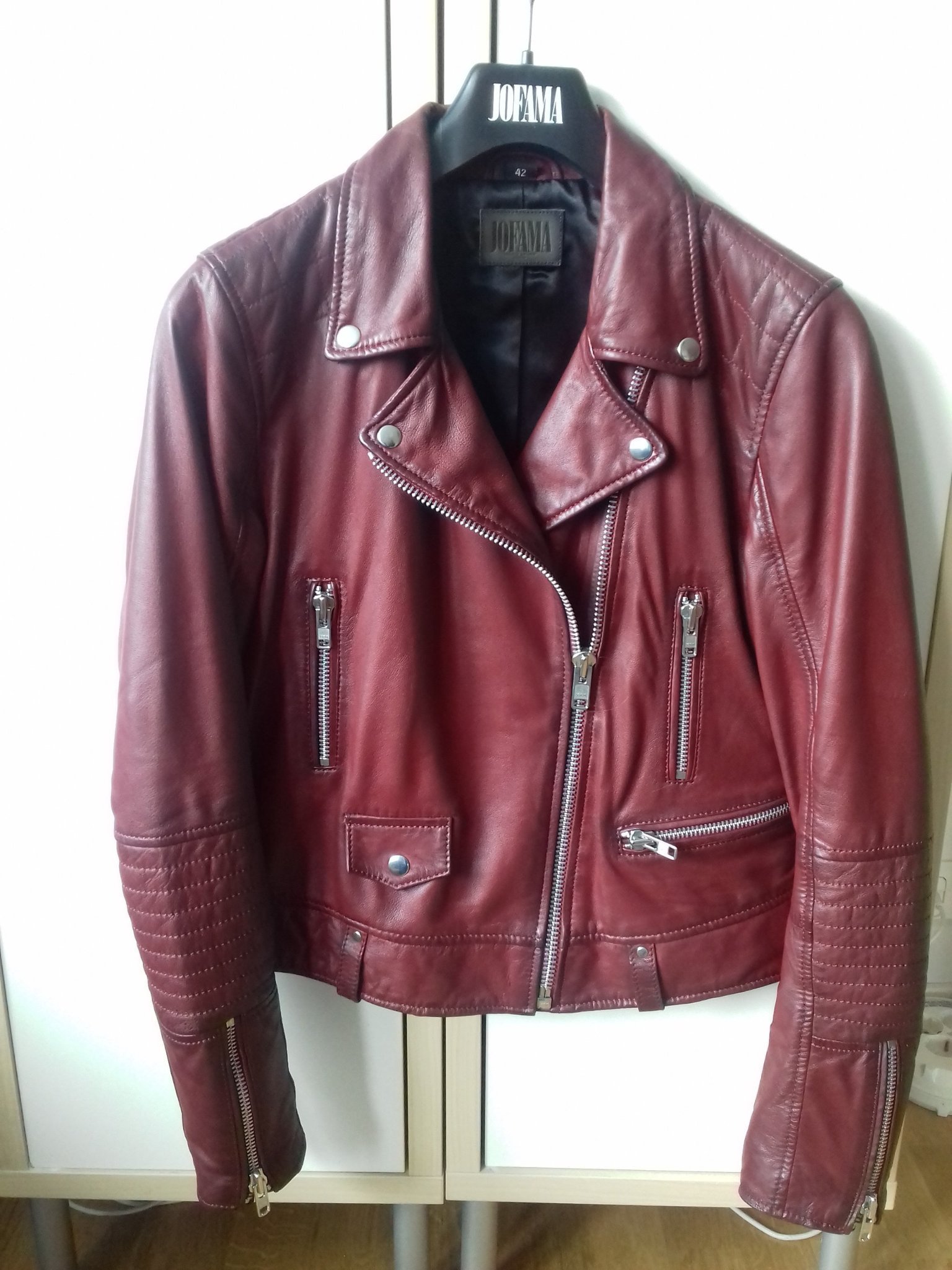 JOFAMA KATJA VINRÖD SKINNJACKA I BIKERMODELL ST.. (420346277 Skinnjacka i bikermodell Jack | Jofama | Brothers.se