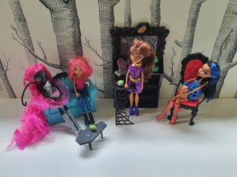 Begagnade Monster high dockor med tillbehör Begagnade Monster high dockor med tillbehör