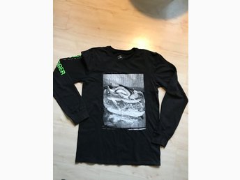 Nike långärmad T shirt svart med tryck strl S Nike långärmad T shirt svart med tryck strl S