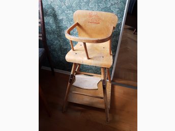 Retro 50 tal: barnstolmatstol med inbyggt bordblir bil Retro 50 tal: barnstolmatstol med inbyggt bordblir bil