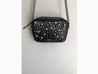 Karl Lagerfeld väska KROCKY STUDS CROSSBODY, 100% koläder, justerbart band. Karl Lagerfeld väska KROCKY STUDS CROSSBODY, 100% koläder, justerbart band.