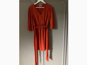 Märke Åhléns klänning stl 34 xs 100% polyester .. (414335029 Märke Åhléns klänning stl 34 xs 100% polyester .. (414335029