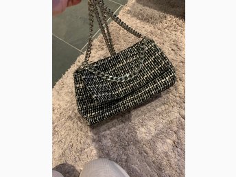Väska i ”tweed” med silverkedja Väska i ”tweed” med silverkedja