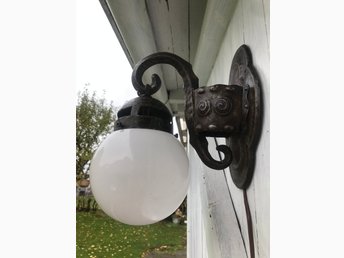 ANTIKT VÄGGLAMPA MED PENDEL KLOT LAMPA JÄRN+GLAS FUNGERAR FINT SKICK ANTIKT VÄGGLAMPA MED PENDEL KLOT LAMPA JÄRN+GLAS FUNGERAR FINT SKICK