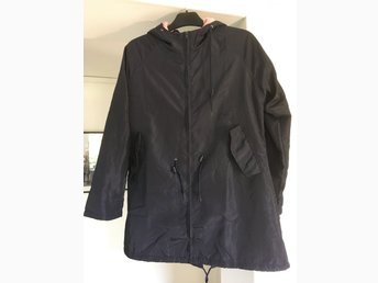 Svart Pull & Bear höst vår jacka, storlek L (dam) Svart Pull & Bear höst vår jacka, storlek L (dam)