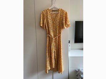 Blommig klänning från KappAhl i storlek S (423100648) ᐈ Köp Blommig klänning från KappAhl i storlek S (423100648) ᐈ Köp