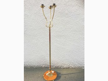 Vintage 3 armad golvlampa i trä och mässing med lejontassar, retro design AJH Vintage 3 armad golvlampa i trä och mässing med lejontassar, retro design AJH