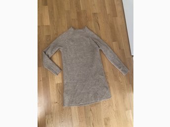 Stickad klänning Mango lång tröja beige halvpol.. (412368249 Lång stickad klänning Damer | Mango Sverige | Stickad