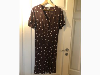 Brun klänning med vita prickar, från Lindex, st.. (411859835 Brun klänning med vita prickar, från Lindex, st.. (411859835