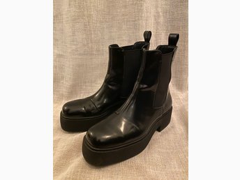 Amazing condition H&M Divided vegan leather Chelsea boots size 36 Amazing condition H&M Divided vegan leather Chelsea boots size 36