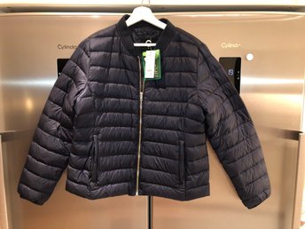 Helt ny lättviktsdunjacka från Cubus strl XL (L) Nypris 599 kr Helt ny lättviktsdunjacka från Cubus strl XL (L) Nypris 599 kr
