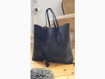 Coccinelle väska tote shopper i mocka Coccinelle väska tote shopper i mocka