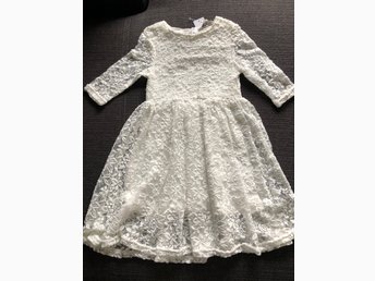 Finaste ”broderad vit klänning. Storlek 98104.. (420879511 fina födelsedags klänningar
