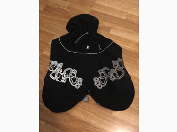 Hurtta Drizzle Coat regnjacka för hund RavenSvart storlek 30 Hurtta Drizzle Coat regnjacka för hund RavenSvart storlek 30