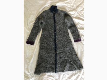 Gudrun Sjödén, stickad kappa, kofta, grå bouclégarn, TUVA Gudrun Sjödén, stickad kappa, kofta, grå bouclégarn, TUVA