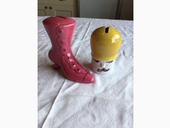 Sparbössa spargris som en stövel och en gubbe D.. (426540914 Sparbössa spargris som en stövel och en gubbe D.. (426540914