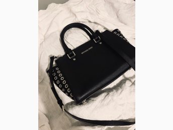 micheal kors väska i svart och silver micheal kors väska i svart och silver