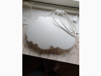 Lampa format som ett moln ifrån Ikea Lampa format som ett moln ifrån Ikea