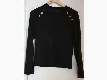 Svart tröja med guldknappar strl L Bikbok (422327807) ᐈ Svart tröja med guldknappar strl L Bikbok (422327807) ᐈ