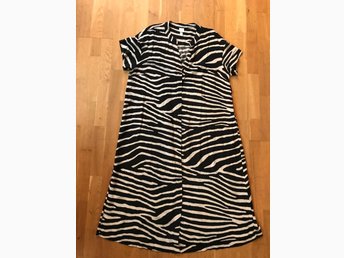 Djurmönstrad klänning H&M 44retro vintage nyski.. (421487964 Djurmönstrad klänning H&M 44retro vintage nyski.. (421487964