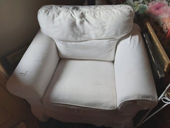 Ektorp fåtölj med vit klädsel . Ektorp fåtölj med vit klädsel .