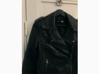 Skinnjacka i fake läder från Laget 157 strl M (415436760) ᐈ Skinnjacka i fake läder från Laget 157 strl M (415436760) ᐈ